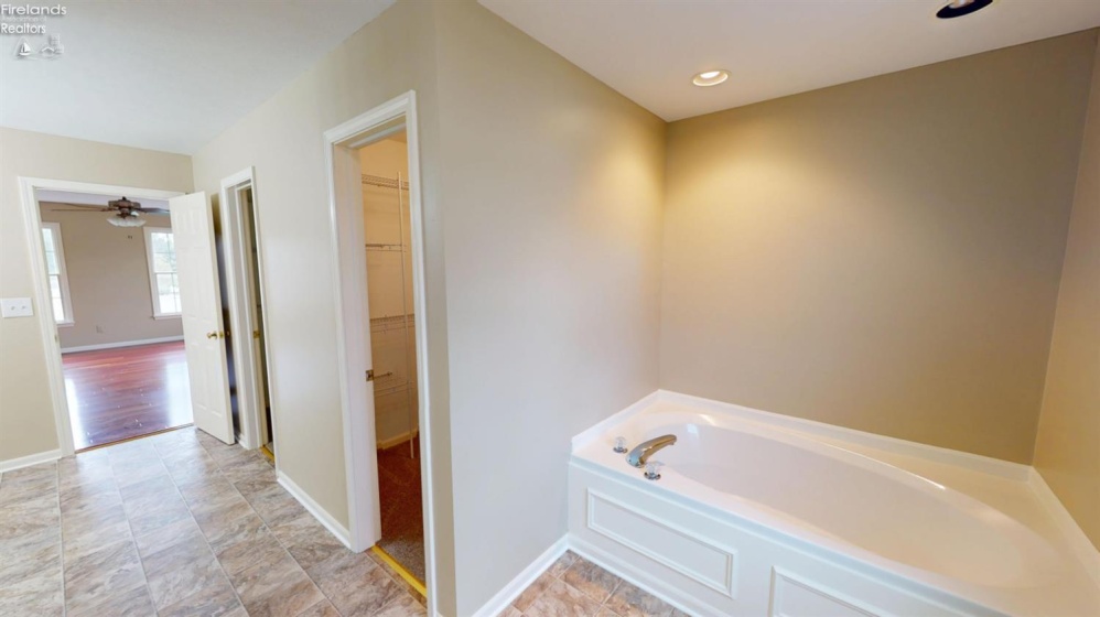 33 Ponds Side Drive, Fremont, 43420, 5 Bedroom Bedrooms, ,4 BathroomBathrooms,Residential,For Sale,Ponds Side,20263749