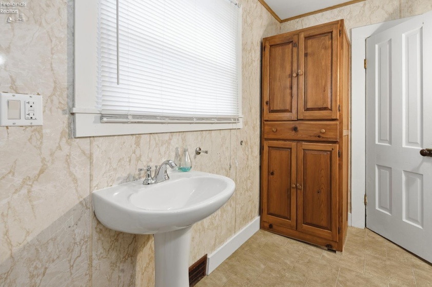 327 Jackson Street, Fremont, 43420, 2 Bedroom Bedrooms, ,1 BathroomBathrooms,Residential,For Sale,Jackson,20263767