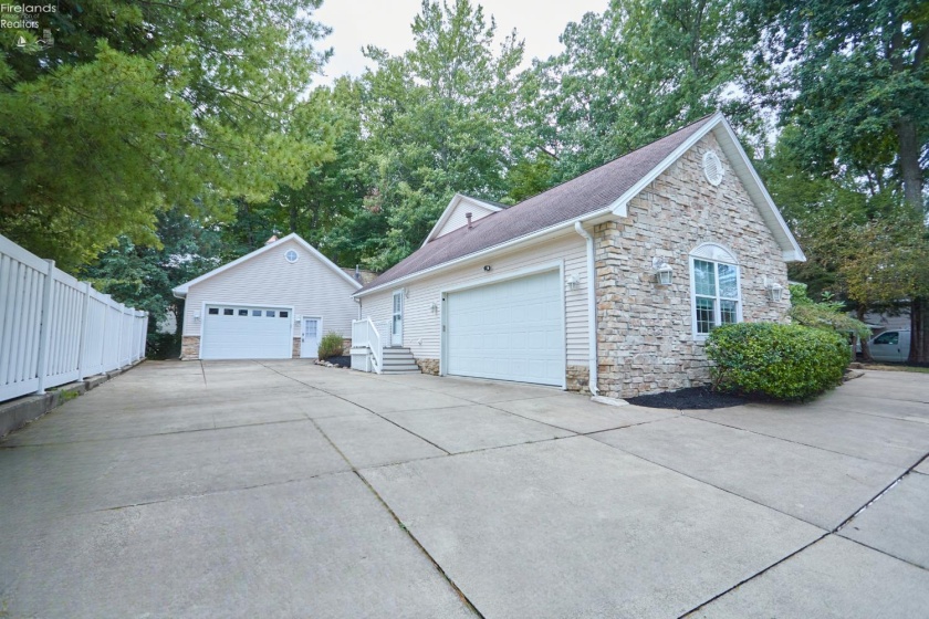 304 Riverside, Huron, 44839, 3 Bedroom Bedrooms, ,4 BathroomBathrooms,Residential,For Sale,Riverside,20263802