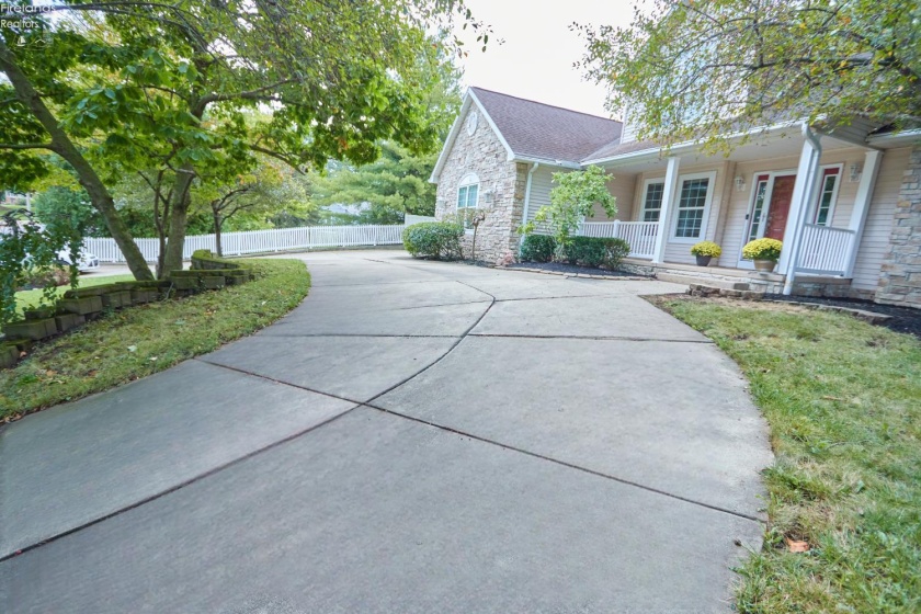 304 Riverside, Huron, 44839, 3 Bedroom Bedrooms, ,4 BathroomBathrooms,Residential,For Sale,Riverside,20263802
