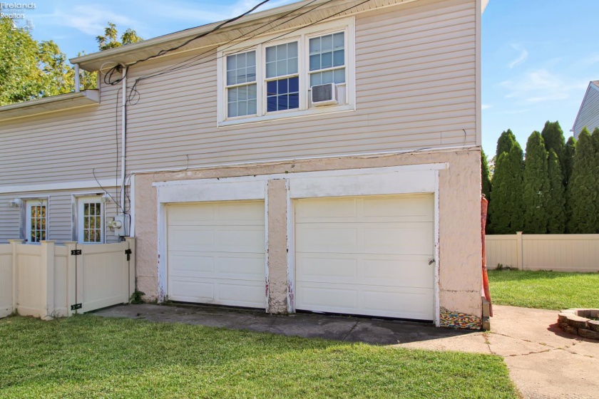 411 4th Street, Port Clinton, 43452, 3 Bedroom Bedrooms, ,2 BathroomBathrooms,Residential,For Sale,4th,20263688