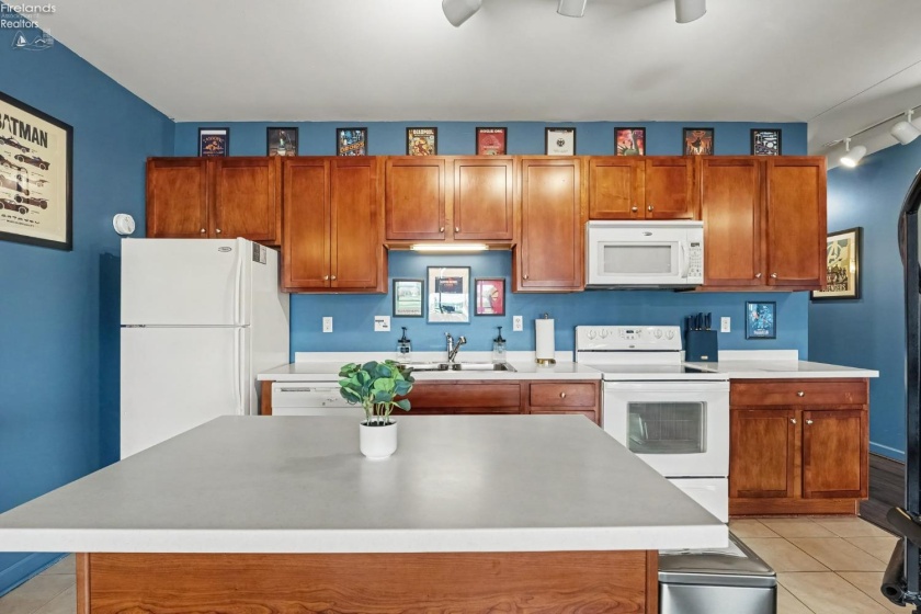 401 Shoreline Drive, Sandusky, 44870, 2 Bedroom Bedrooms, ,2 BathroomBathrooms,Residential,For Sale,Shoreline,20263800