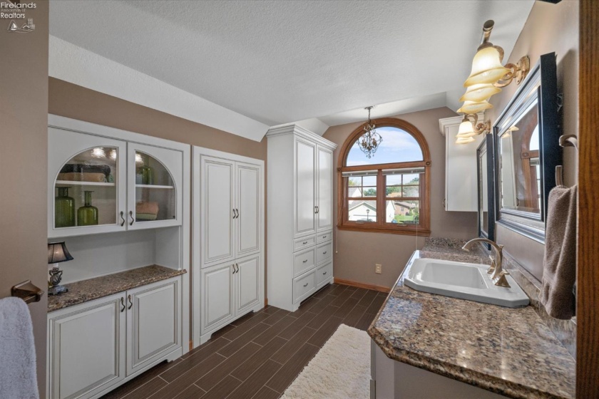 908 Glendale Drive, Port Clinton, 43452, 4 Bedroom Bedrooms, ,3 BathroomBathrooms,Residential,For Sale,Glendale,20263864