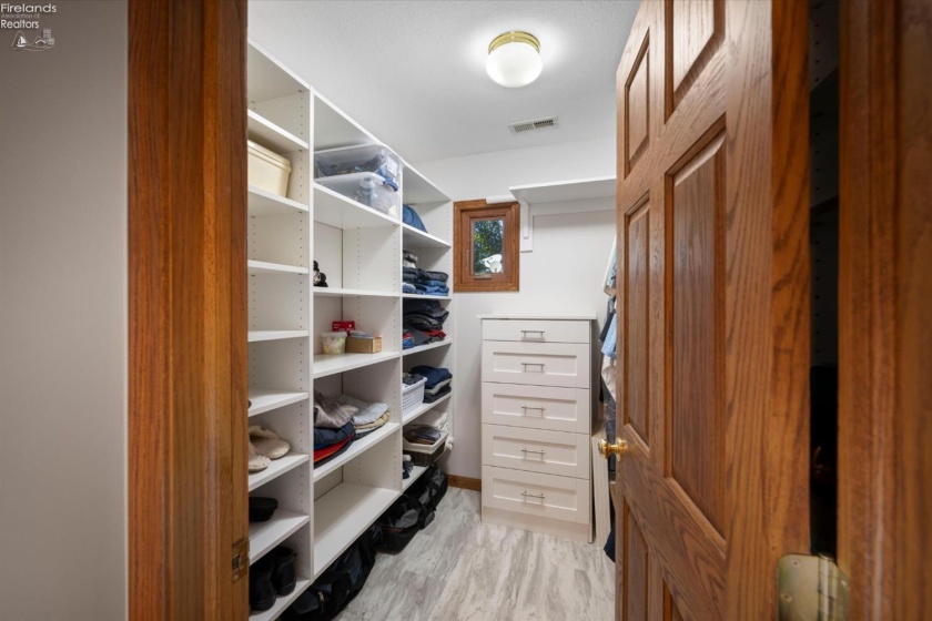 908 Glendale Drive, Port Clinton, 43452, 4 Bedroom Bedrooms, ,3 BathroomBathrooms,Residential,For Sale,Glendale,20263864