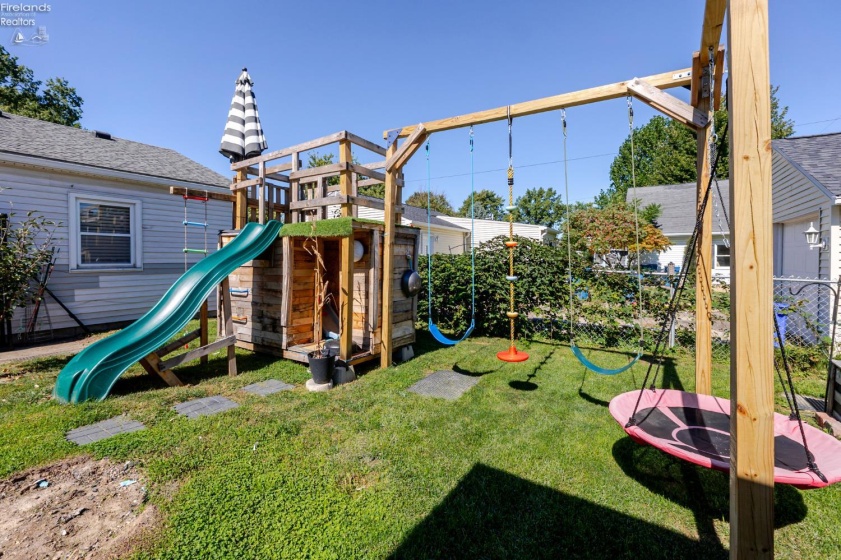1327 Fleetwood Drive, Fremont, 43420, 3 Bedroom Bedrooms, ,1 BathroomBathrooms,Residential,For Sale,Fleetwood,20263738
