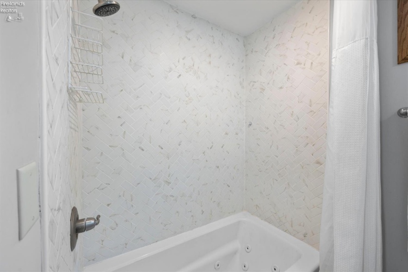 3903 Deerpath Drive, Sandusky, 44870, 5 Bedroom Bedrooms, ,4 BathroomBathrooms,Residential,For Sale,Deerpath Drive,20263970