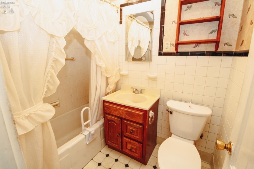 319 Lawrence Street, Sandusky, 44870, 4 Bedroom Bedrooms, ,2 BathroomBathrooms,Residential,For Sale,Lawrence,20263659