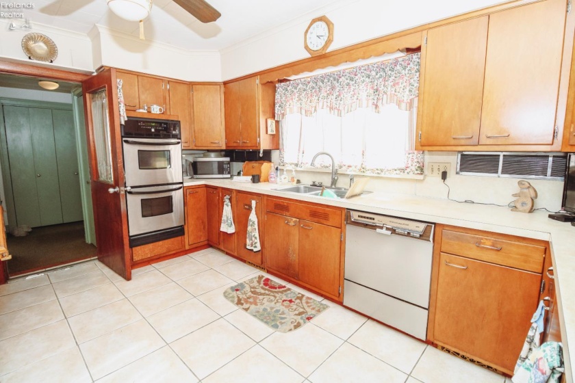 319 Lawrence Street, Sandusky, 44870, 4 Bedroom Bedrooms, ,2 BathroomBathrooms,Residential,For Sale,Lawrence,20263659