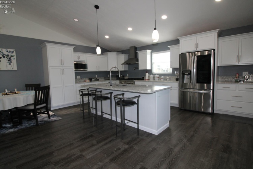 3255 Lakeshore Drive, Port Clinton, 43452, 3 Bedroom Bedrooms, ,3 BathroomBathrooms,Residential,For Sale,Lakeshore,20264120