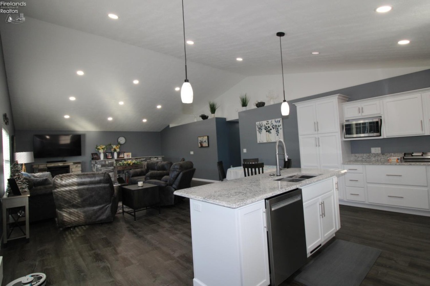 3255 Lakeshore Drive, Port Clinton, 43452, 3 Bedroom Bedrooms, ,3 BathroomBathrooms,Residential,For Sale,Lakeshore,20264120