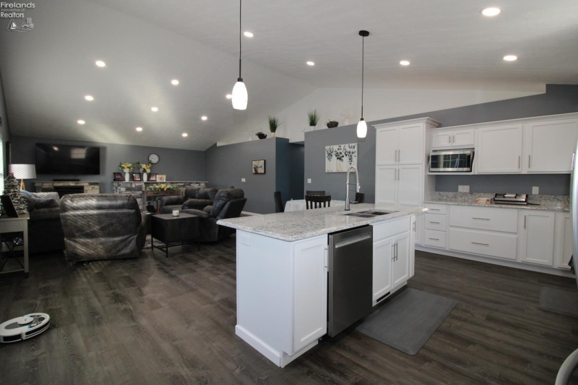 3255 Lakeshore Drive, Port Clinton, 43452, 3 Bedroom Bedrooms, ,3 BathroomBathrooms,Residential,For Sale,Lakeshore,20264120