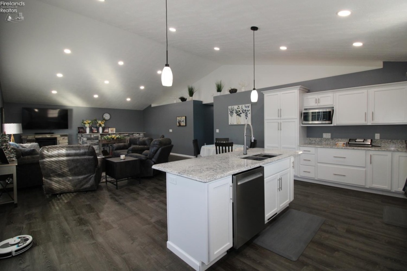 3255 Lakeshore Drive, Port Clinton, 43452, 3 Bedroom Bedrooms, ,3 BathroomBathrooms,Residential,For Sale,Lakeshore,20264120