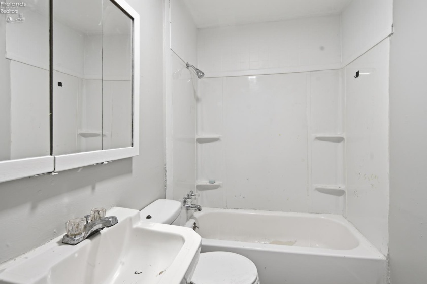 815 Edison Lane, Port Clinton, 43452, ,Multiple Units,For Sale,Edison,20264183