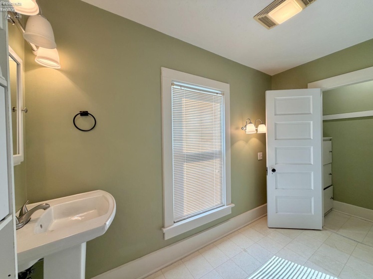 230 Euclid Avenue, Bellevue, 44811, 3 Bedroom Bedrooms, ,2 BathroomBathrooms,Residential,For Sale,Euclid,20263980