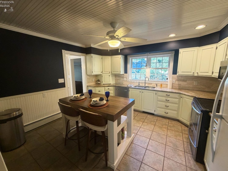 817 Seneca Avenue, Huron, 44839, 5 Bedroom Bedrooms, ,3 BathroomBathrooms,Residential,For Sale,Seneca,20264318