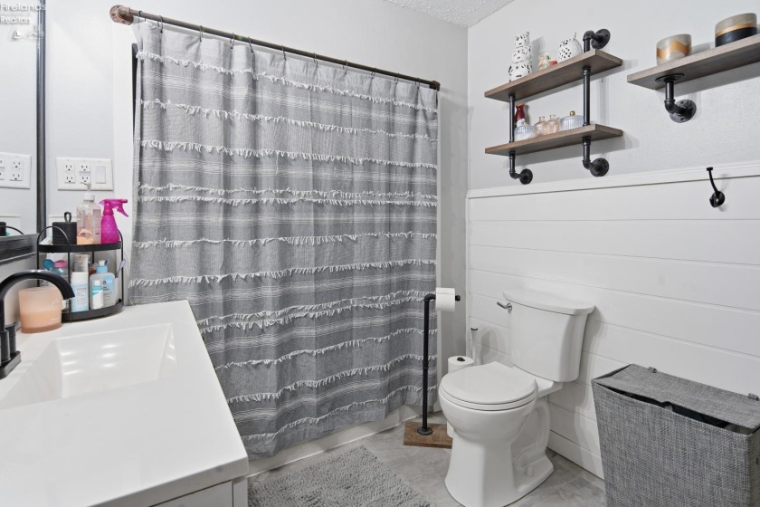 315 Collinwood Boulevard, Fremont, 43420, 4 Bedroom Bedrooms, ,3 BathroomBathrooms,Residential,For Sale,Collinwood,20264230