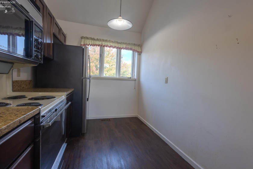 188 Marina Point Drive, Sandusky, 44870, 2 Bedroom Bedrooms, ,3 BathroomBathrooms,Residential,For Sale,Marina Point,20264366